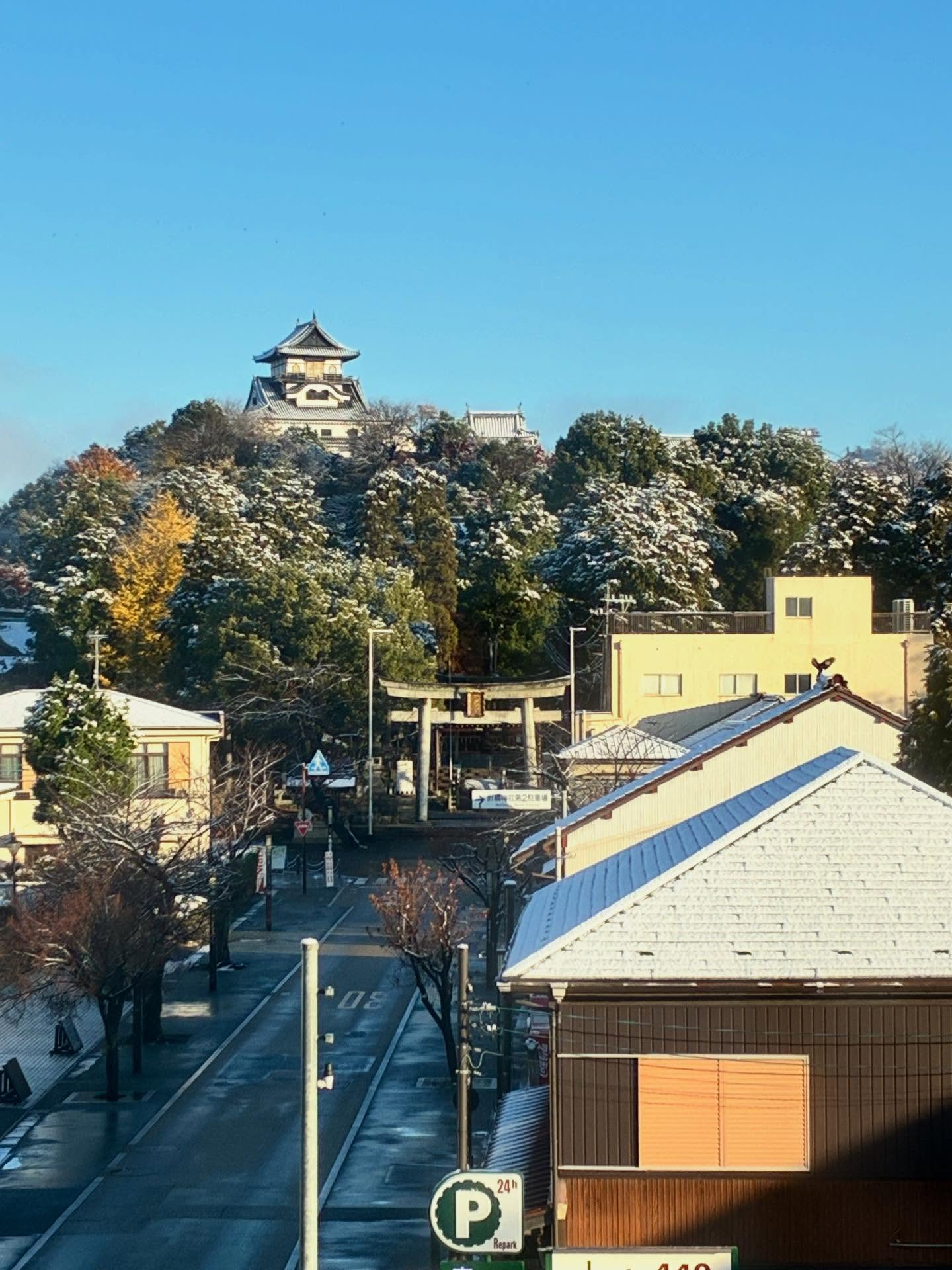 昨日は城下町も初雪の雪景色でした☃️