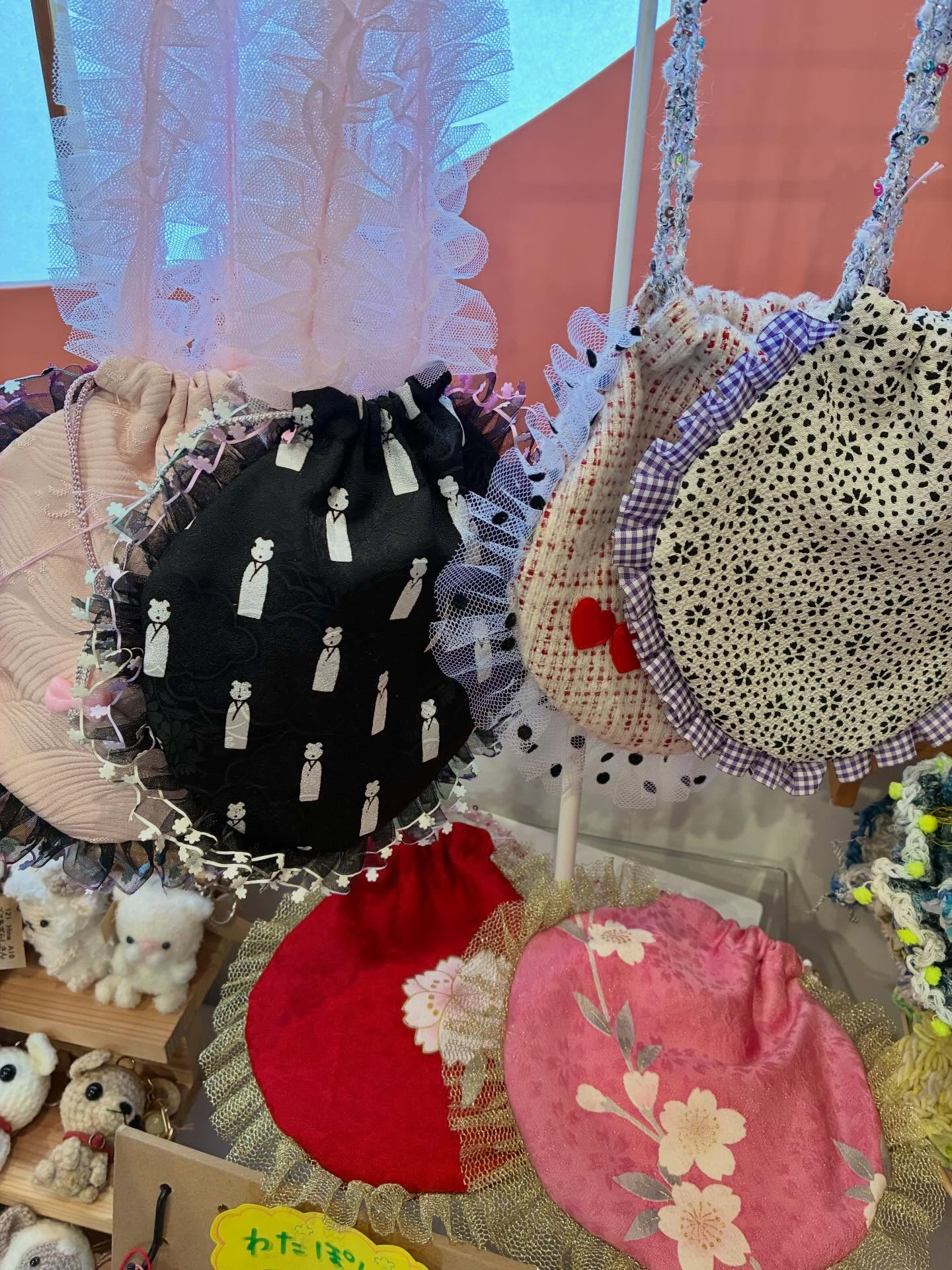 着物生地とフリルをあわせた、コロンっと可愛い巾着袋が届きまし...