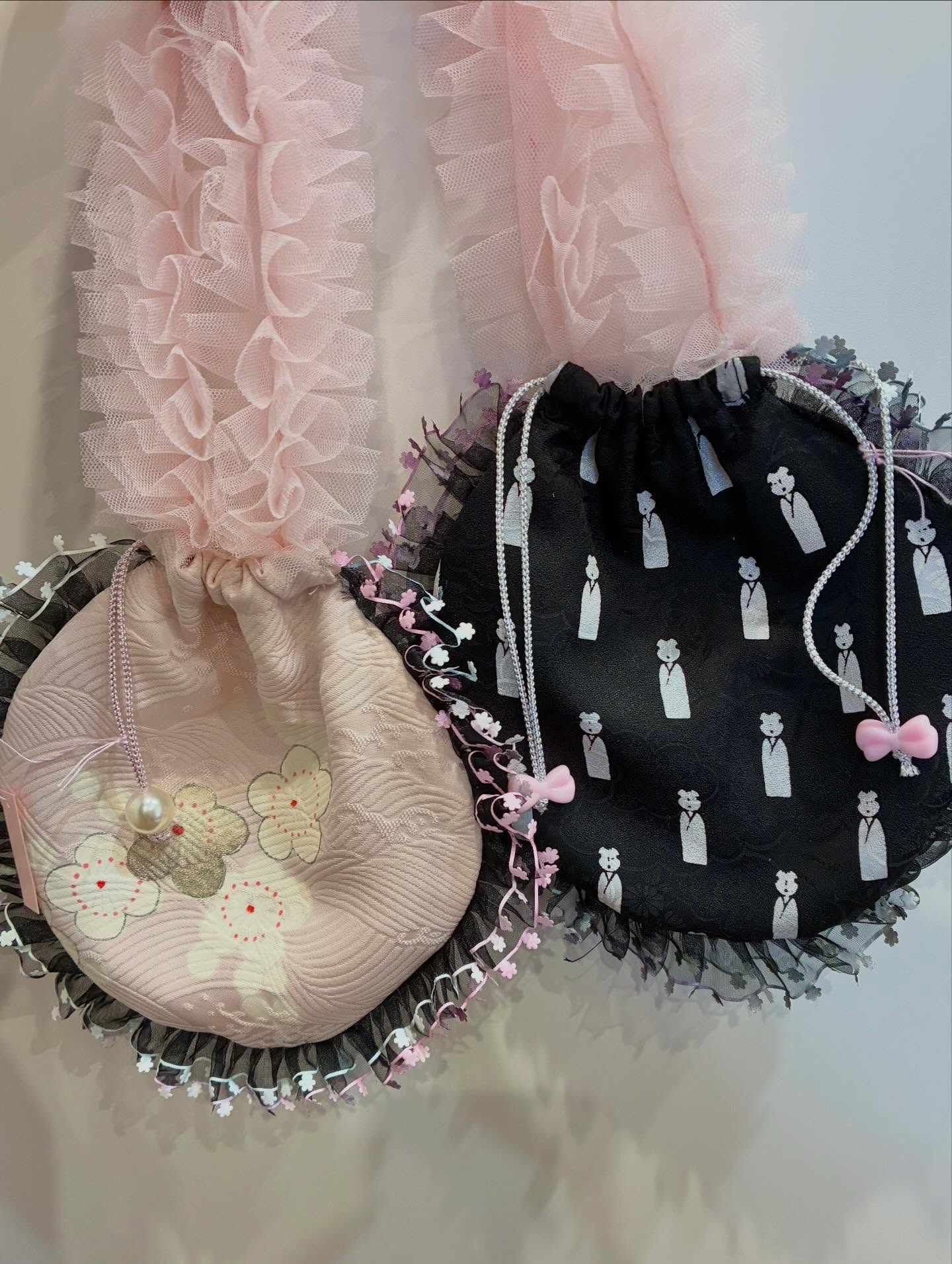 着物生地とフリルをあわせた、コロンっと可愛い巾着袋が届きまし...