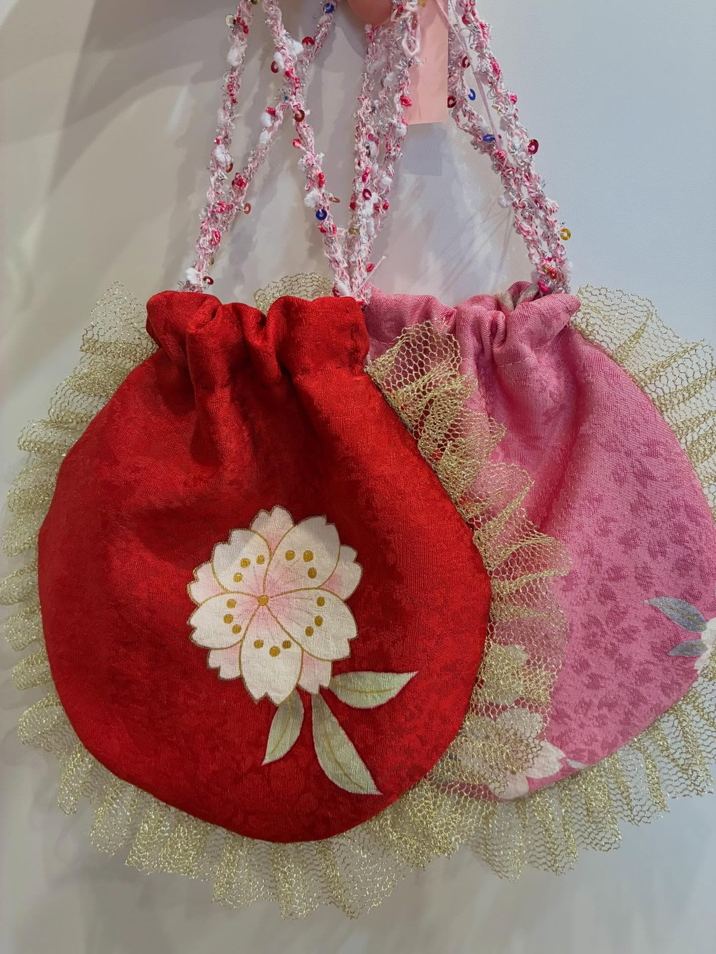 着物生地とフリルをあわせた、コロンっと可愛い巾着袋が届きまし...