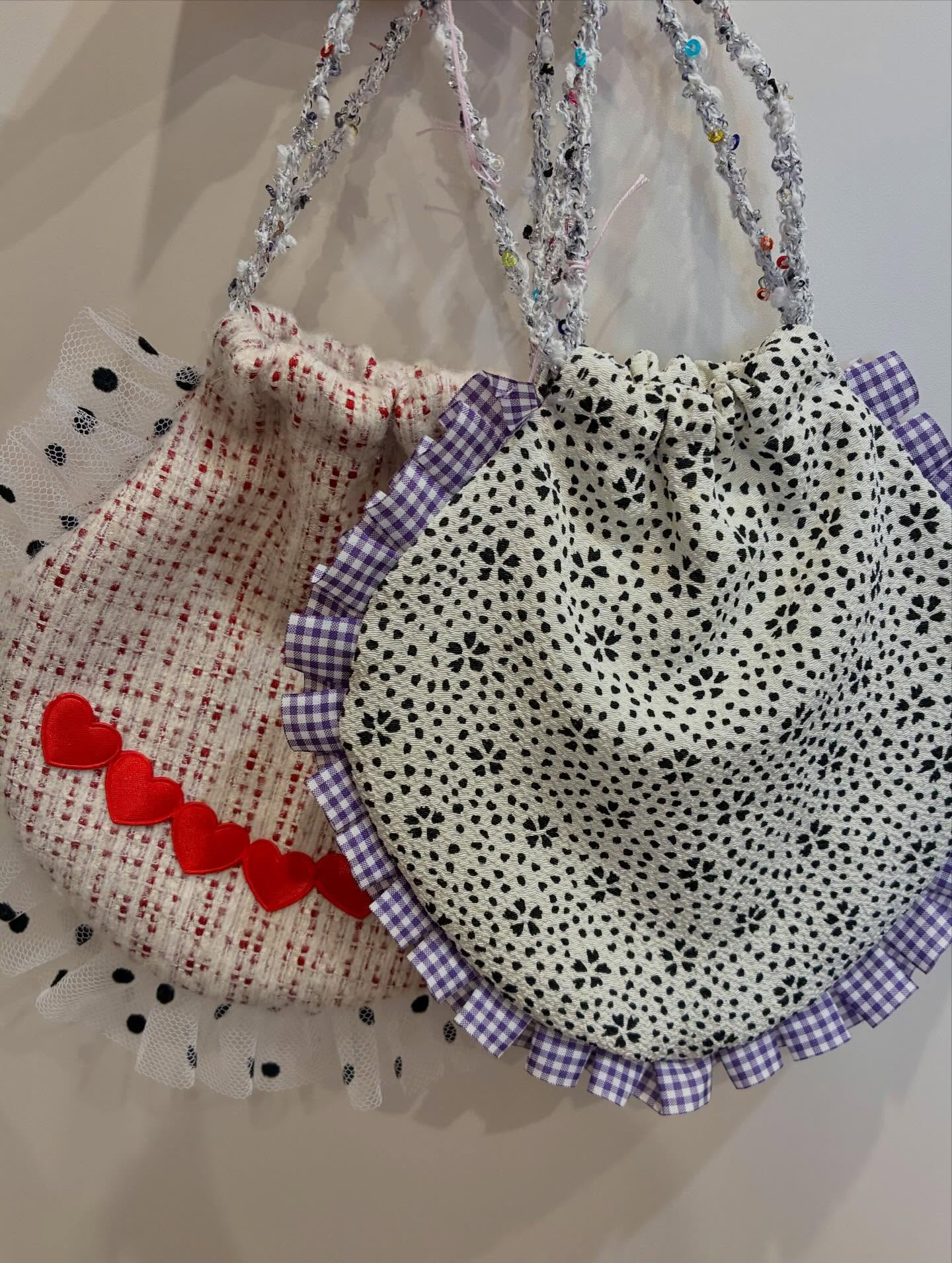 着物生地とフリルをあわせた、コロンっと可愛い巾着袋が届きまし...